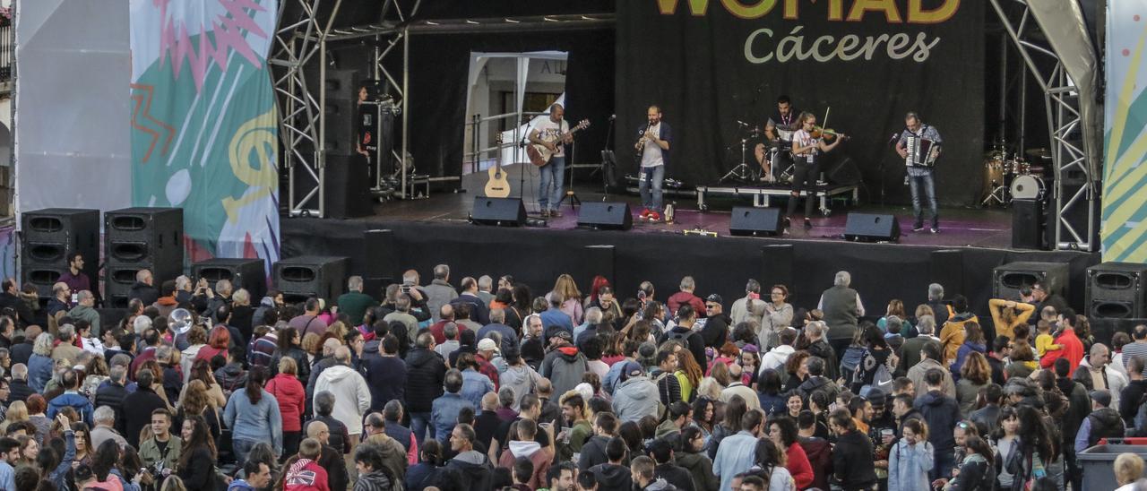 Imagen de un concierto en el festival Womad en la plaza Mayor.