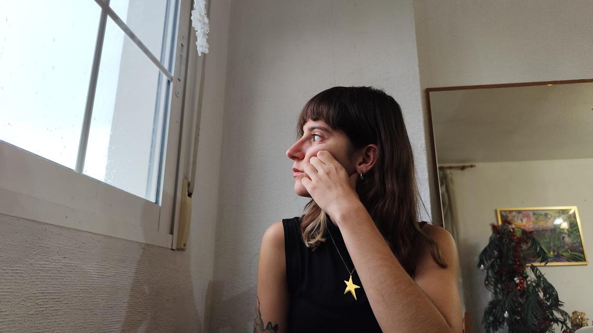 Bienvenida en su piso de alquiler, que comparte con otras cuatro personas sin contrato