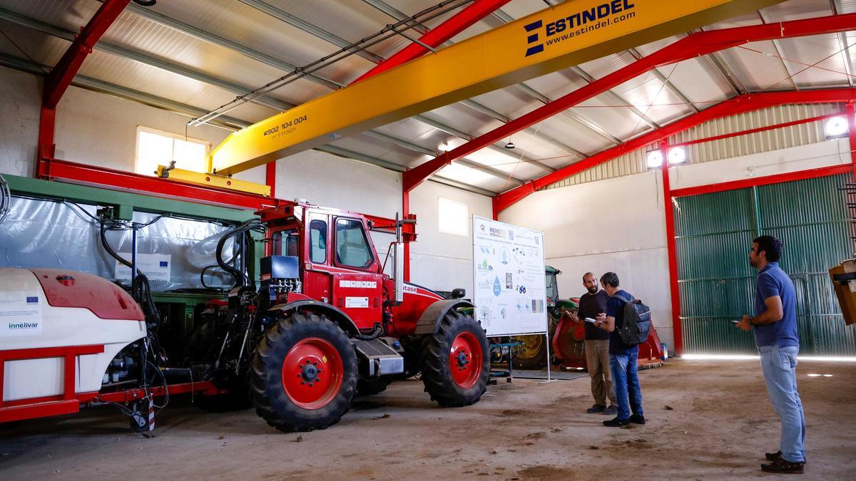 Maquinaria agrícola en el interior de una nave de la finca experimental de la UCO.