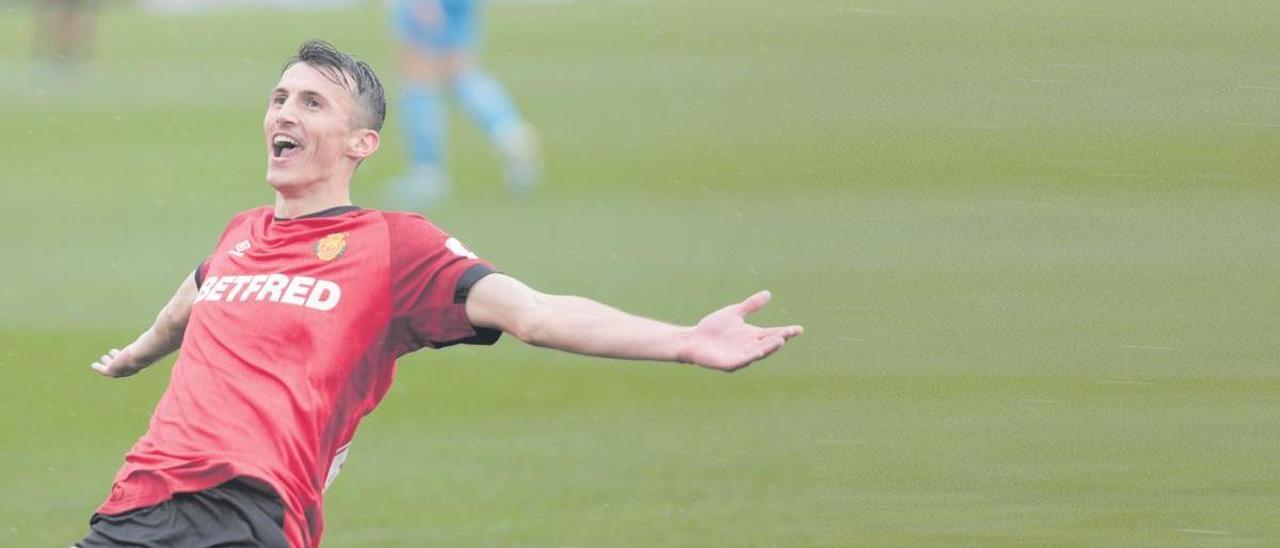 Budimir celebra un gol con el Mallorca.