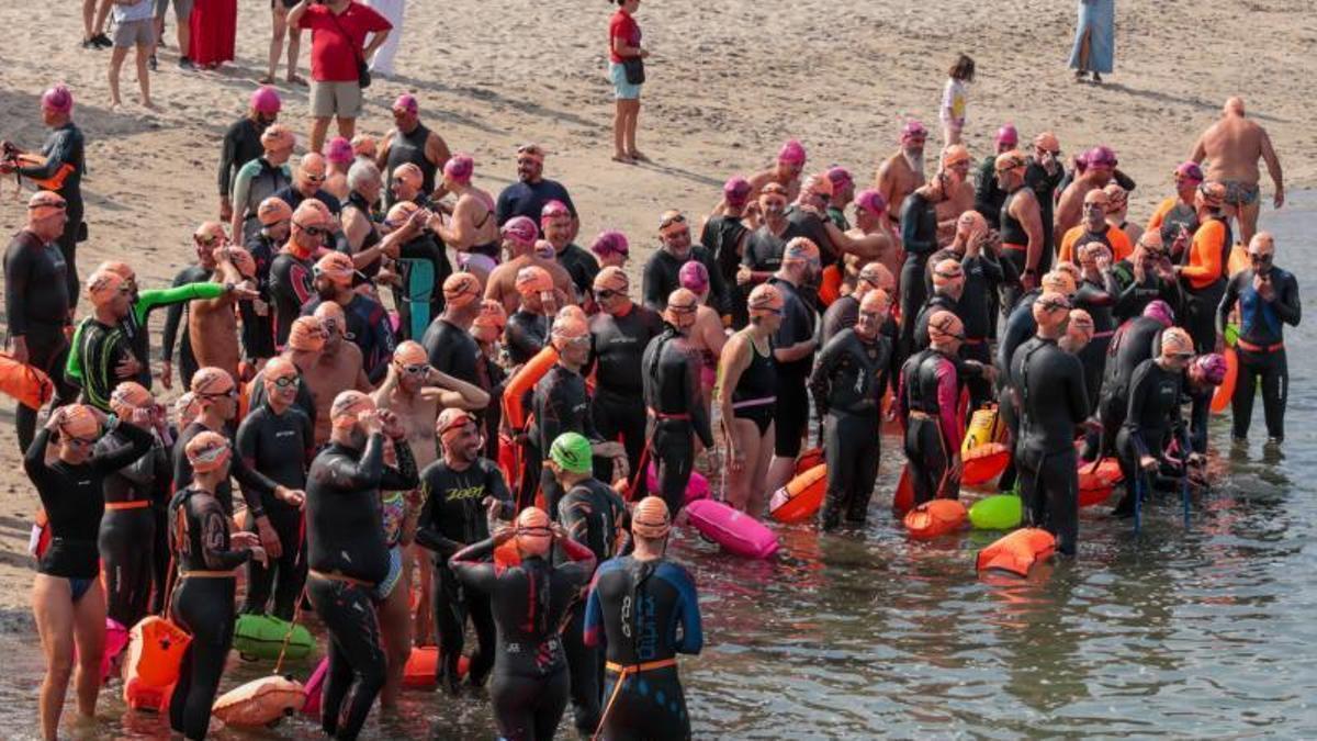 Travesía a nado contra el daño cerebral en la playa do Preguntoiro de Vilaxoan