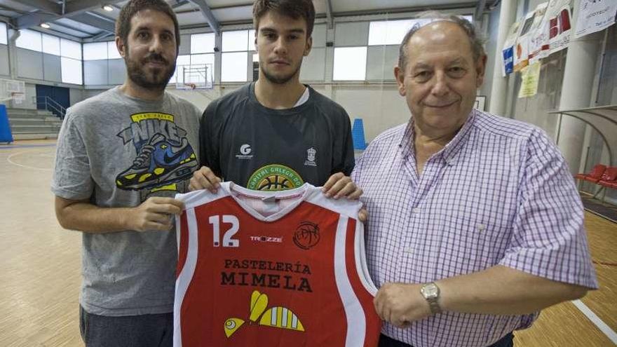 Antón Berges, Anxo Pacheco y Alfonso Sanmartín, ayer, en el pabellón Coto Ferreiro. // Bernabé/Cris M.V.