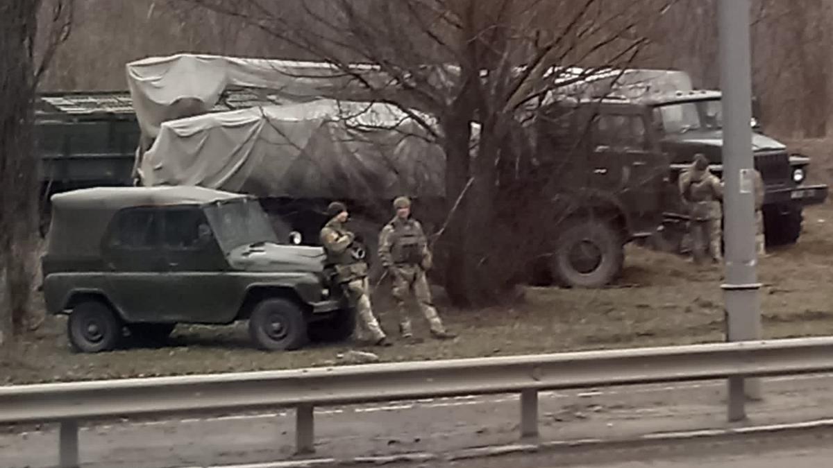 Soldados apostados junto a la carretera que conduce a la frontera entre Ucrania y Polonia