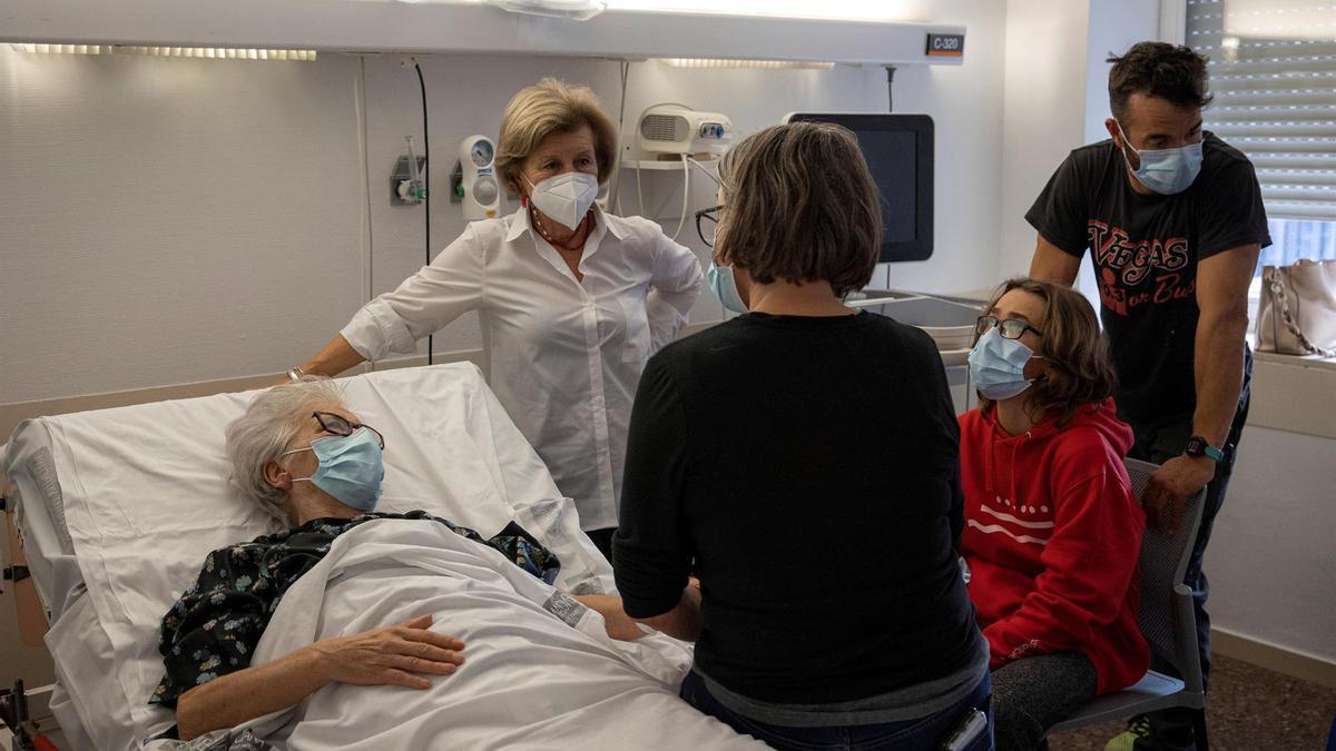 María (i), rodeada de su familia en el Hospital Clínico de València, momentos antes de donar sus órganos