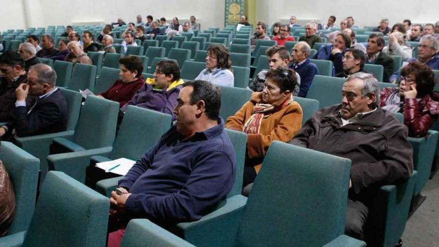 Asistentes a la jornada sobre ovino y caprino organizada ayer por Cobadu.