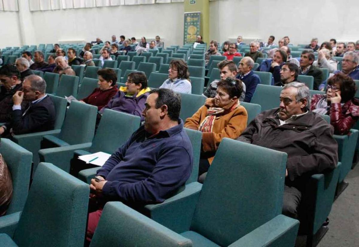 Asistentes a la jornada sobre ovino y caprino organizada ayer por Cobadu.