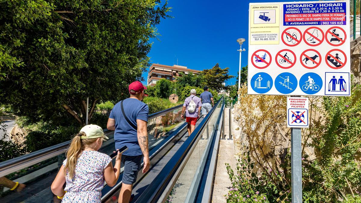 Los carteles que avisan de la videovigilancia de las rampas mecánicas del Censal de La Vila.