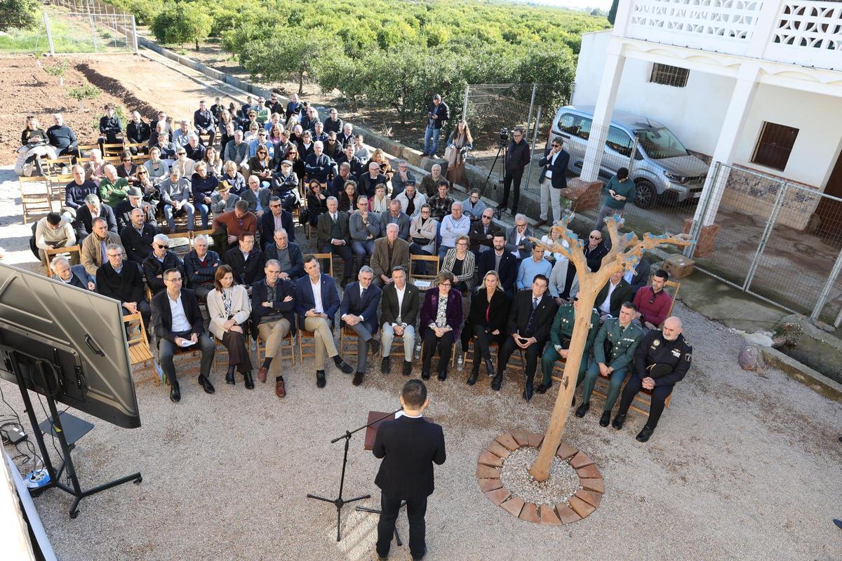 Numeroso público no ha querido perderse la inauguración del centro de interpretación citrícola de Burriana.