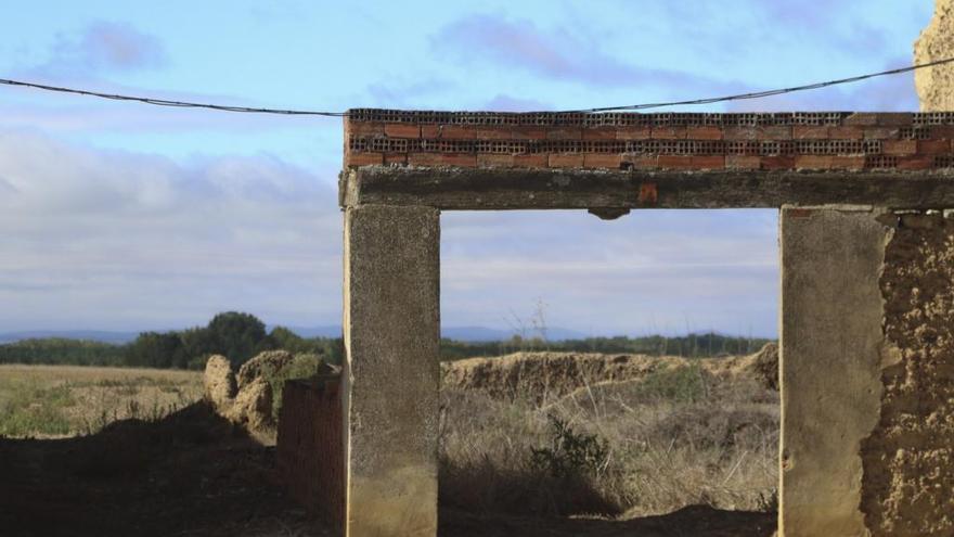 Restos de un edificio abandonado en Castropepe, despoblación. España Vacía.