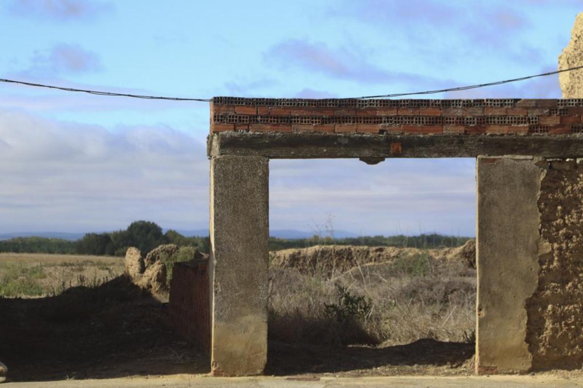 Restos de un edificio abandonado en Castropepe, despoblación. España Vacía.