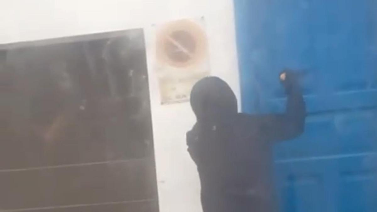 Un encapuchado acuchilla una vivienda en Lanzarote en un vídeo viral