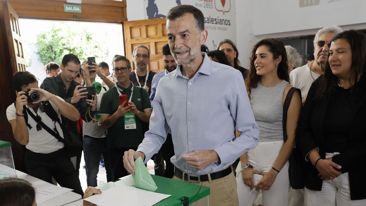 Vídeo | Antonio Maíllo, candidato de Por Andalucía, vota en Sevilla.
