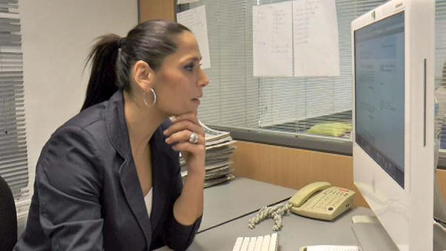 Rosa López, ayer, contestando a las preguntas de los lectores.