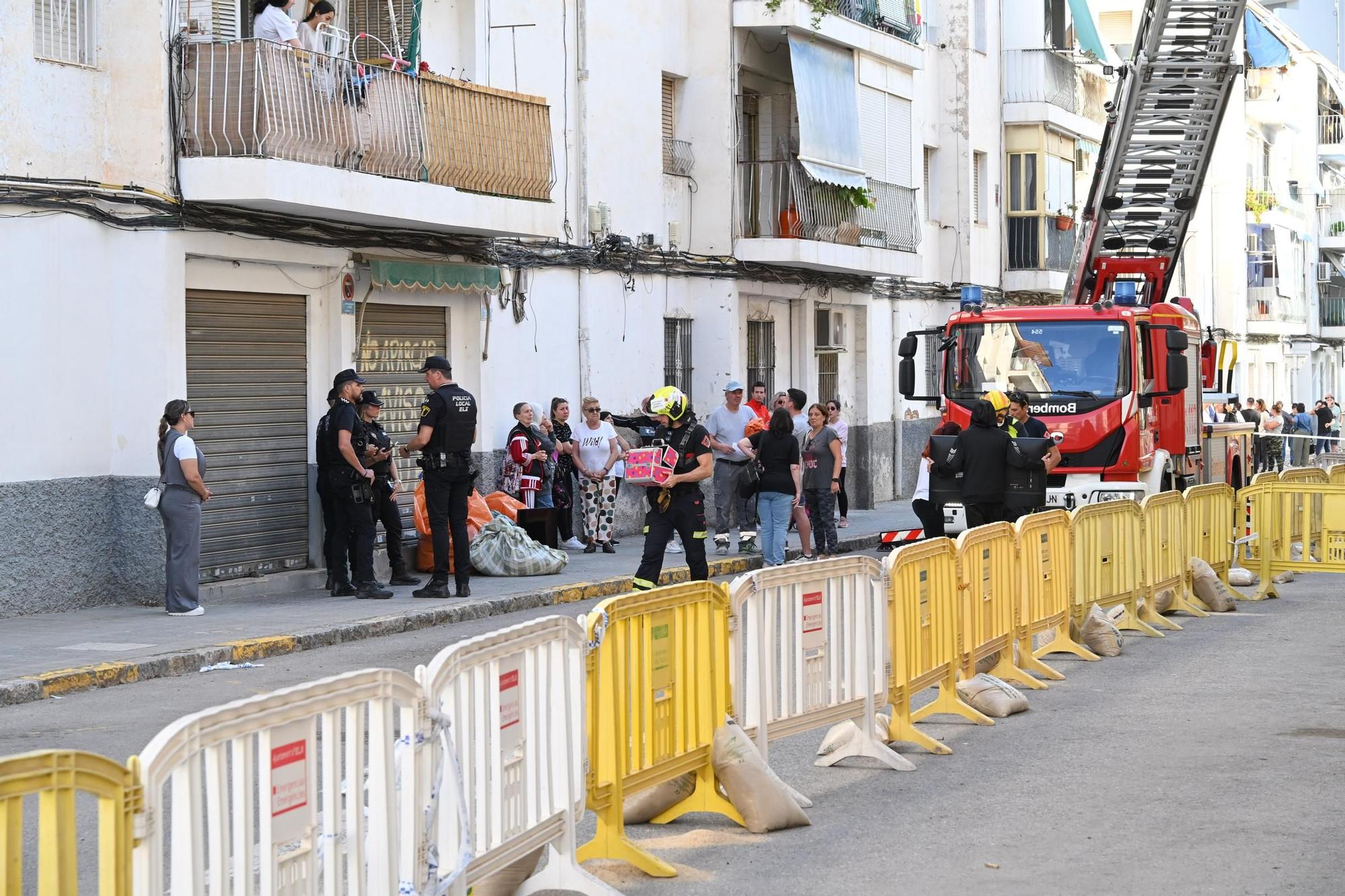 Así están sacando los bomberos las pertenencias de los vecinos desalojados de San Antón en Elche