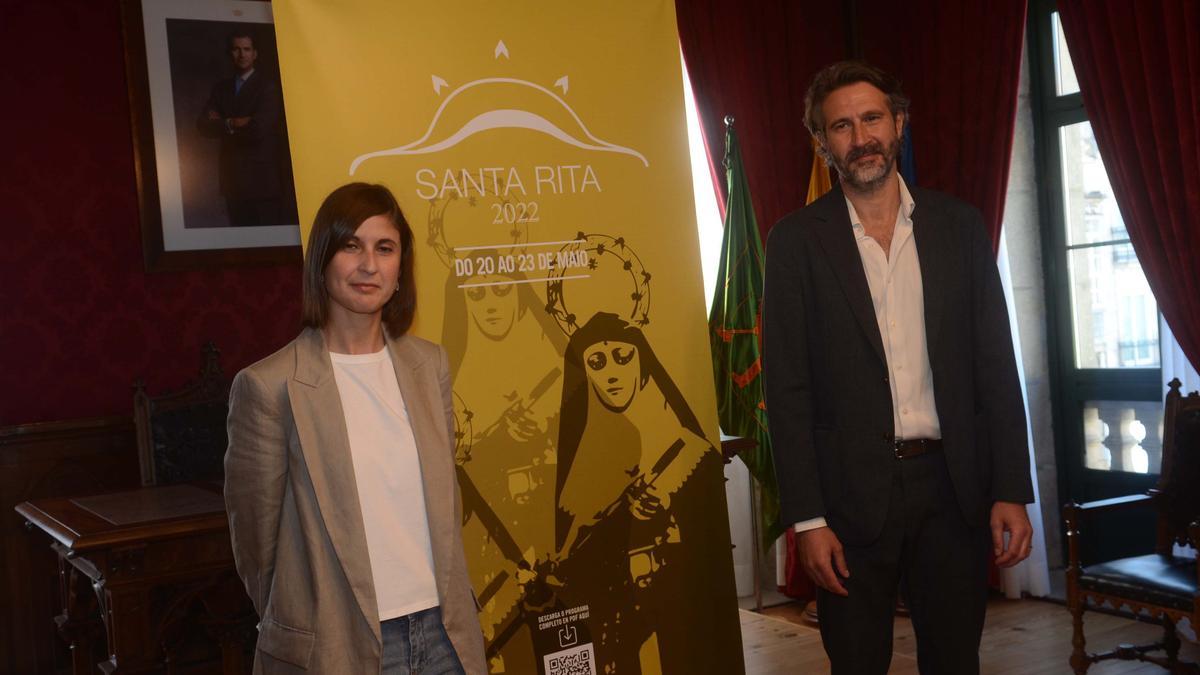 La concejala Sonia Outón y el alcalde Alberto Varela muestran el cartel de esta edición de las fiestas patronales.