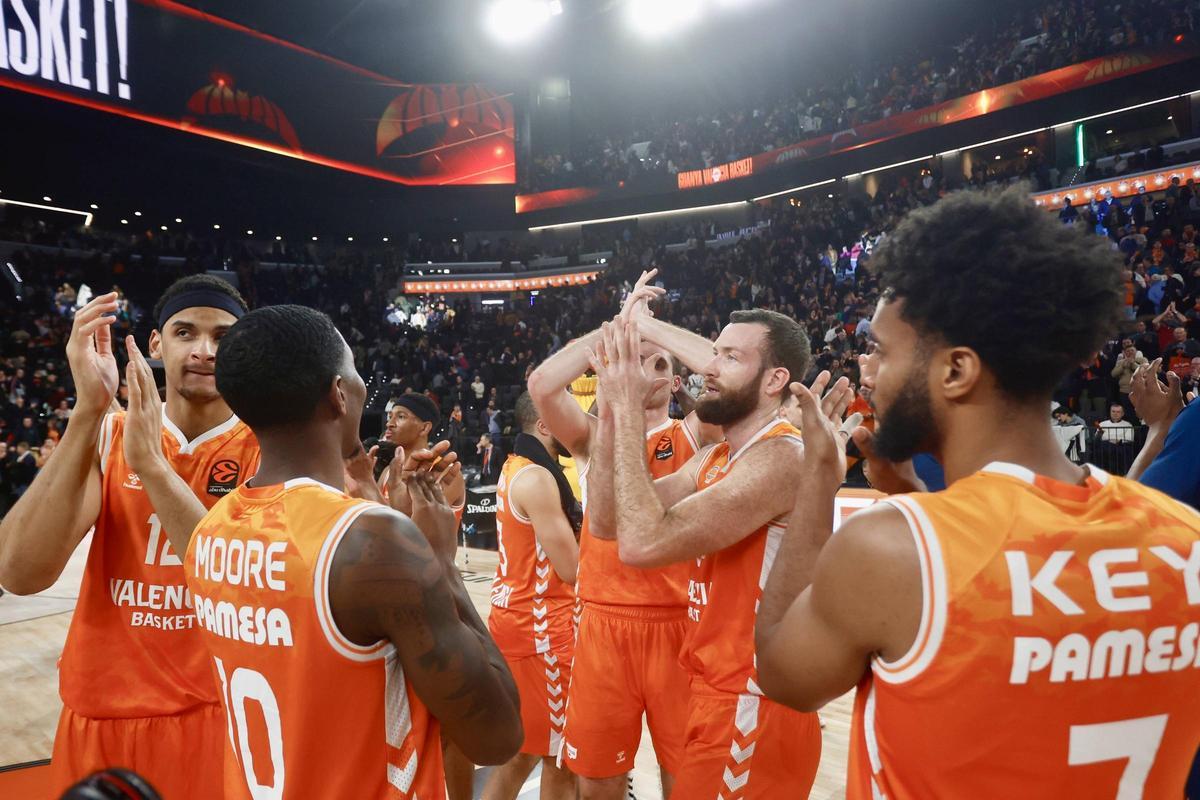 Celebración taronja tras el último partido de Euroliga ante el Baskonia.
