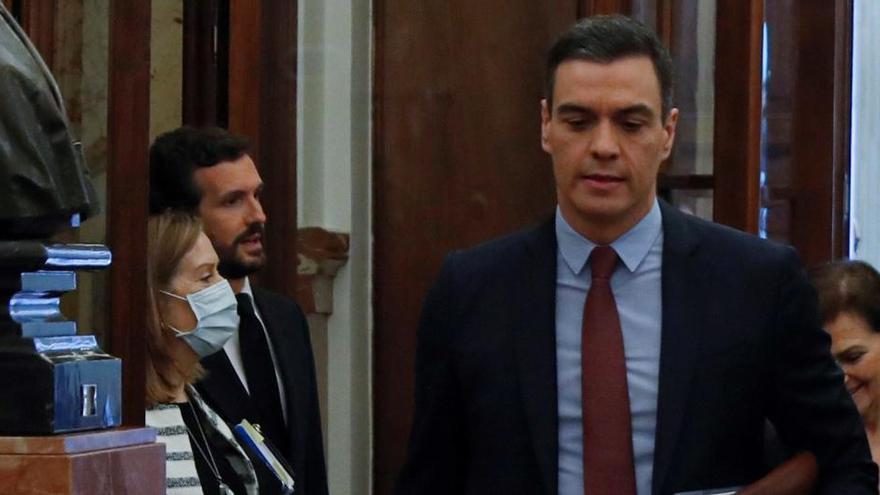 Pedro Sánchez, en el Congreso con Pablo Casado y Ana Pastor al fondo.