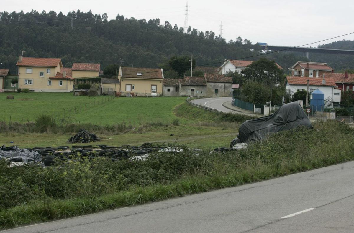 La carretera que rodea el pantano y que une las parroquias de Los Campos y Trasona, donde se produjeron los robos de las últimas semanas.  |
