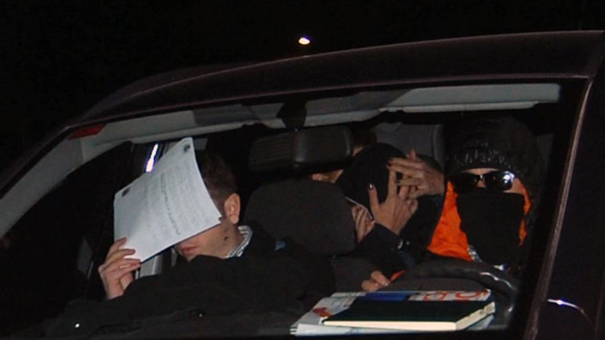 Una detenida, Ariadna R. oculta su rostro entre sus familiares tras quedar ayer en libertad con cargos.