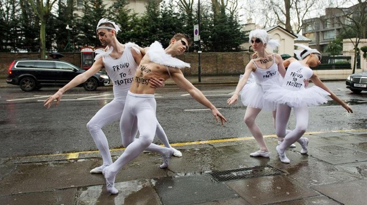 Ballarins protestant contra els Jocs Olímpics davant l’Ambaixada russa a Londres.