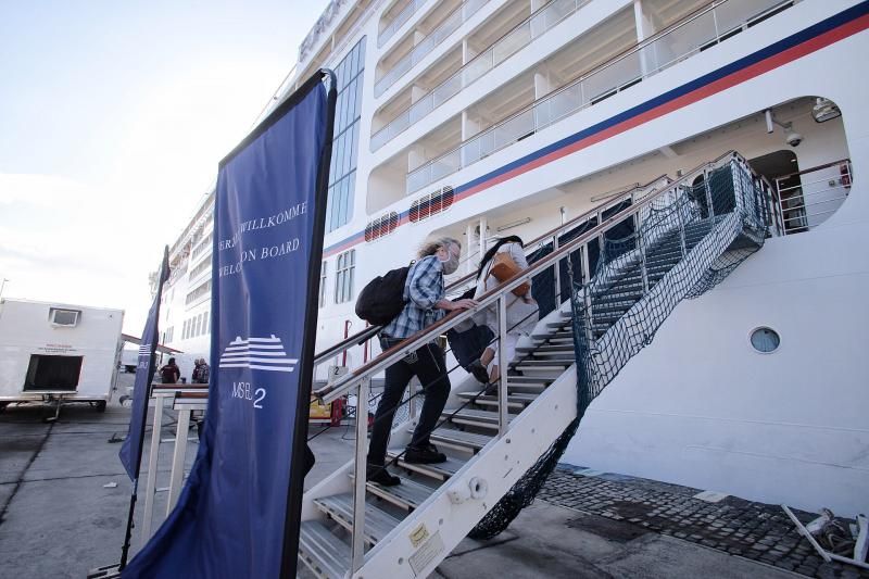 Llegada del crucero de lujo Europa2 al puerto de Santa Cruz de Tenerife