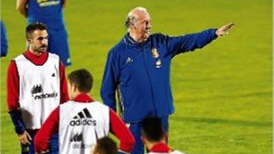 Vicente del Bosque donant ordres en un entrenament de diumenge.