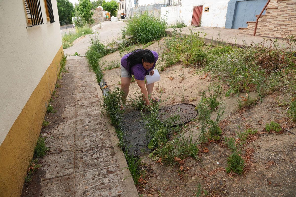 Tamara Noriega, vecina de Las 800, muestra una arqueta taponada.