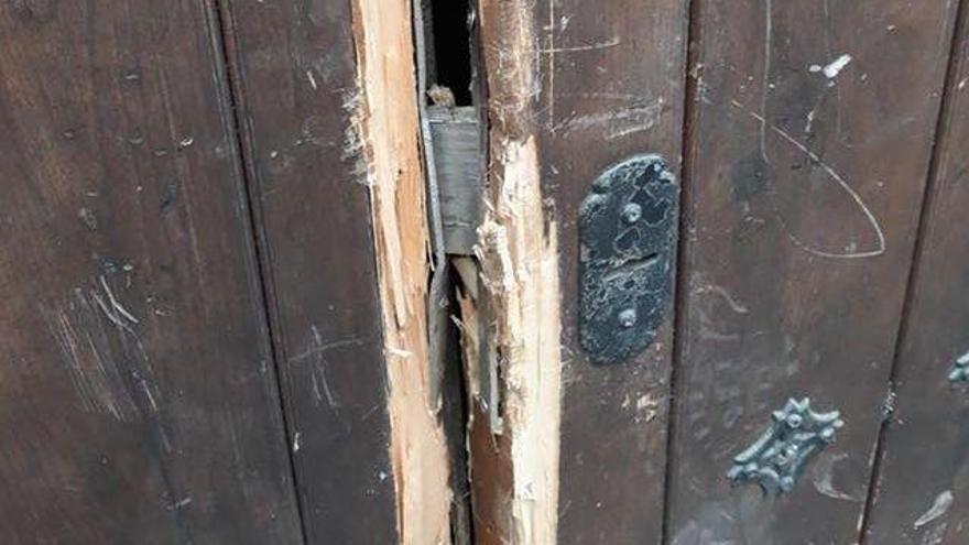 Destrozan la puerta del ermitorio de Les Santes para intentar robar