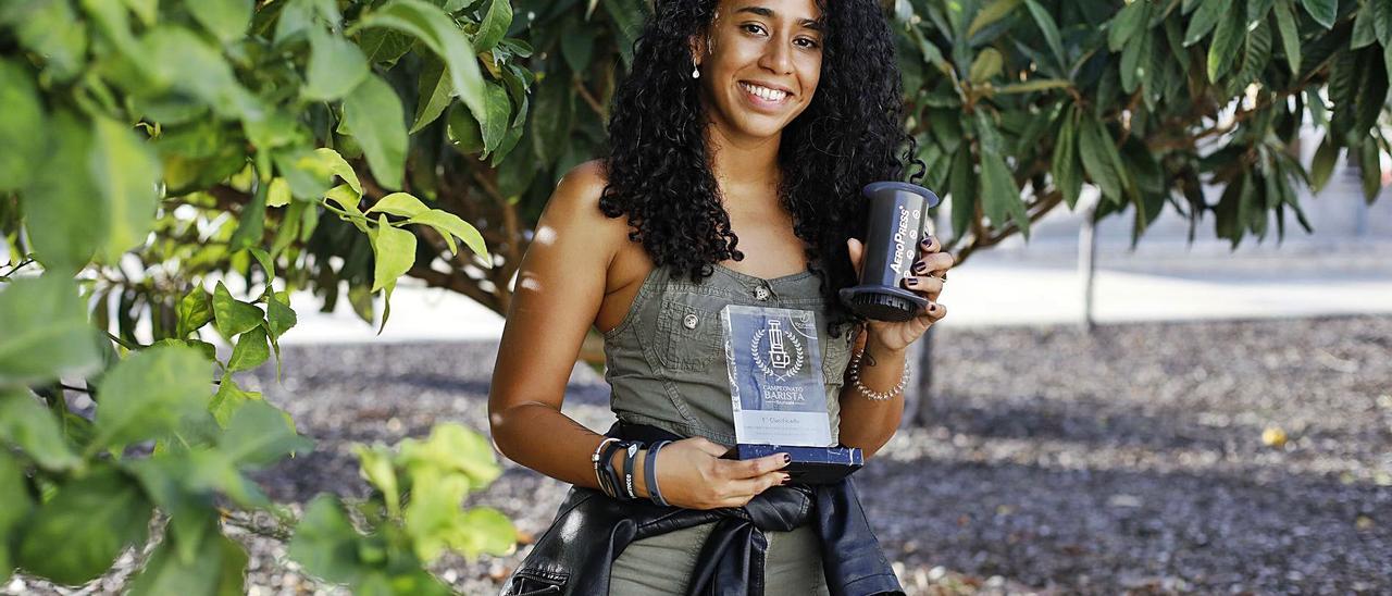 Silvia Paola Pedroza, con el trofeo de campeona de España de preparación de café y la cafetera del sistema aeropress con la que logró el título.