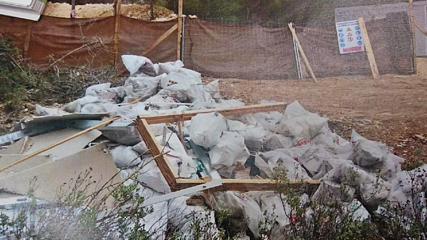 Un vertido de 150 sacos de escombros en Cala Vinyes