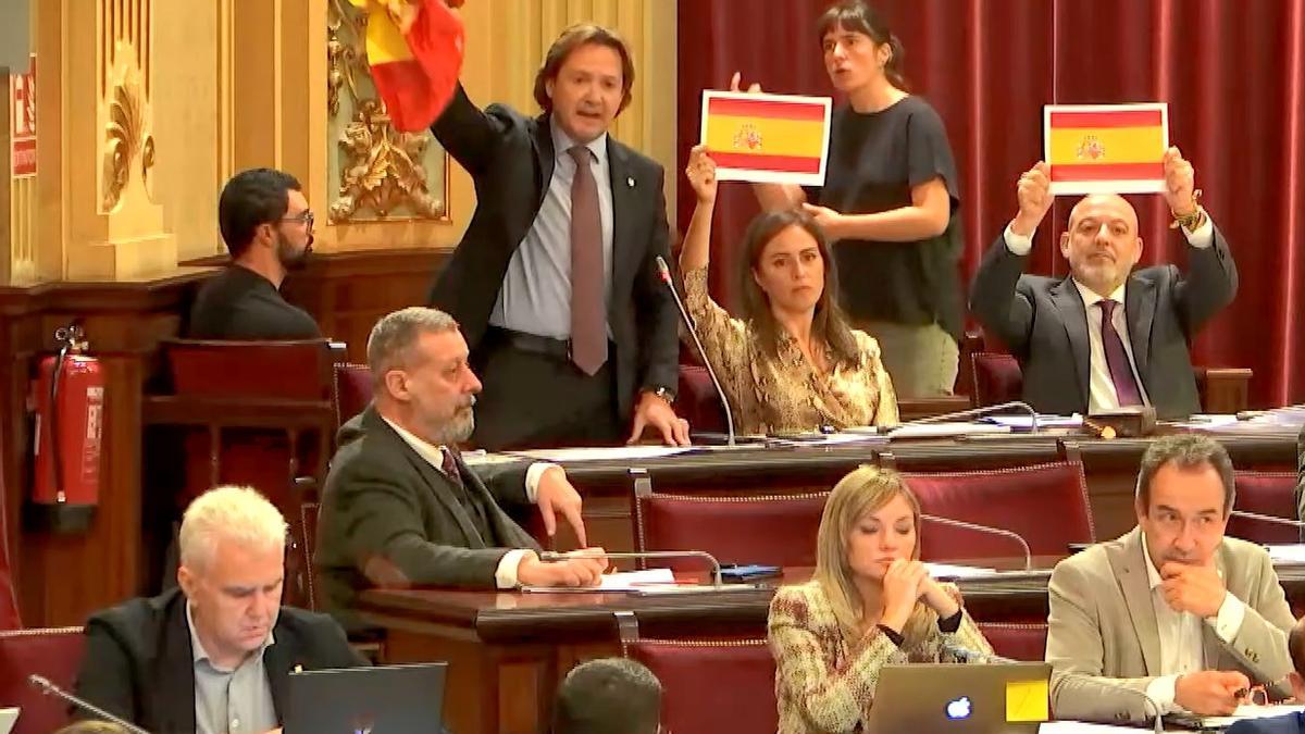 Vox en el Parlament balear con banderas españolas.