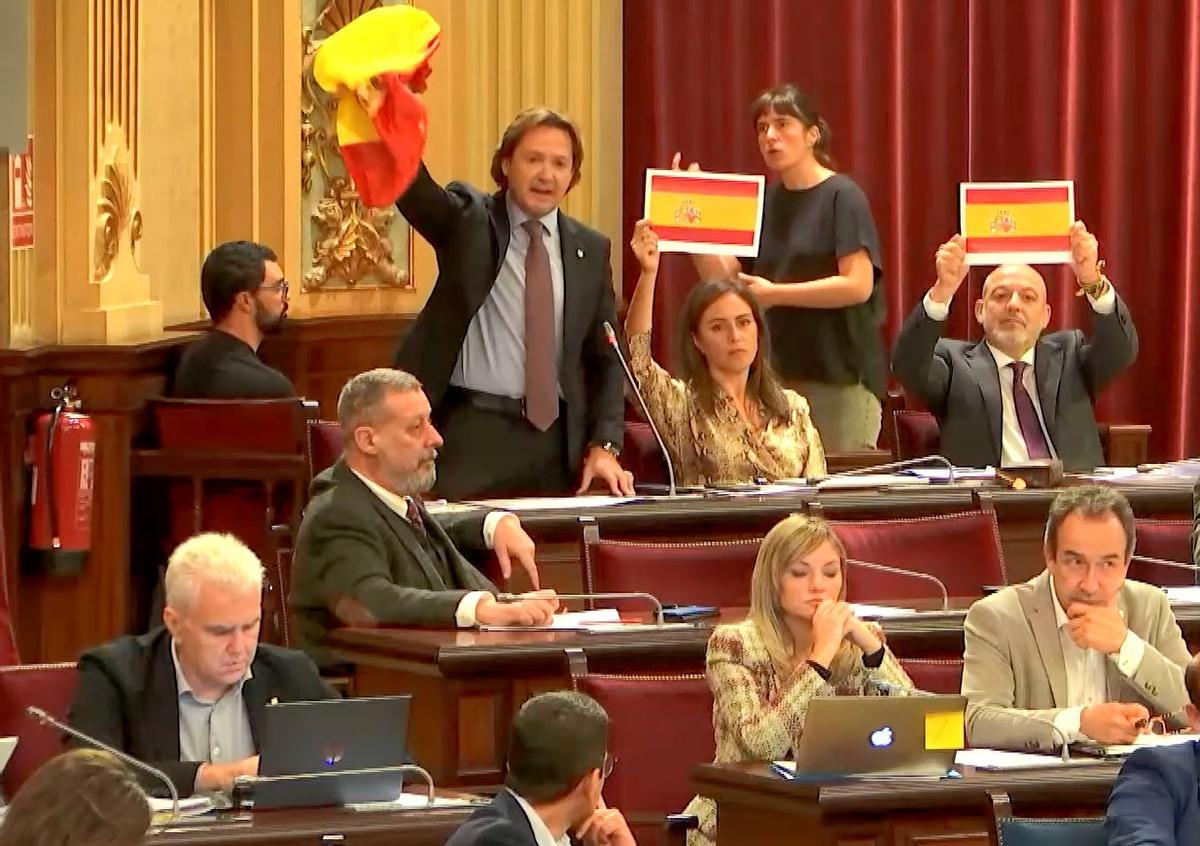 Vox en el Parlament balear con banderas españolas.