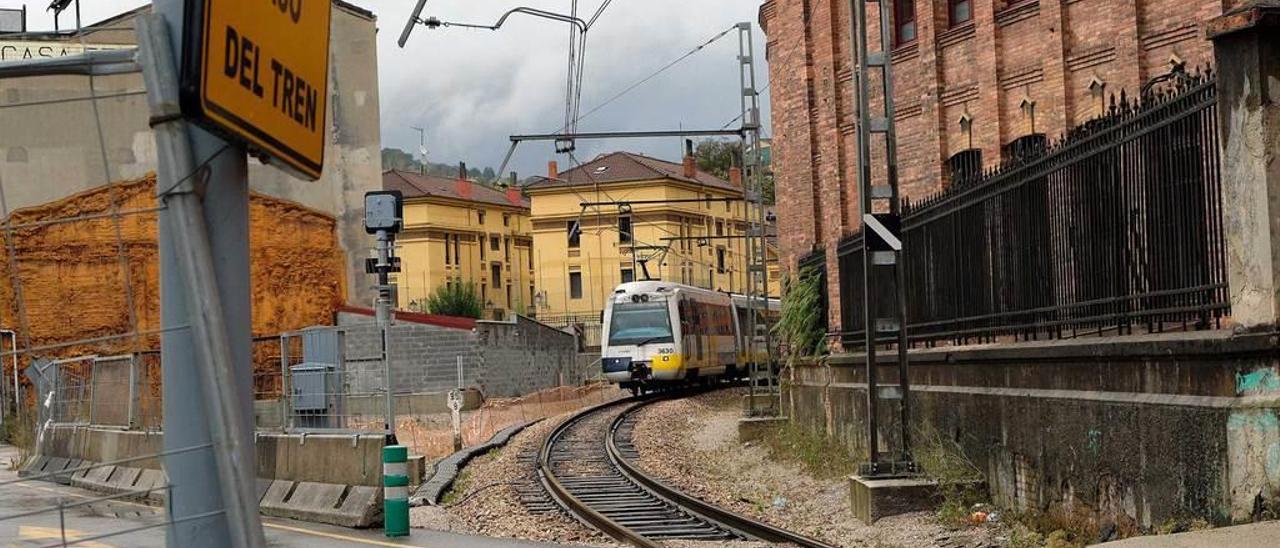 El tren circula por las inmediaciones del barrio Urquijo, en La Felguera.