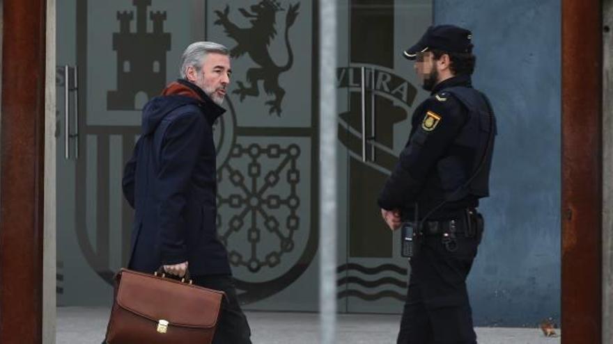 Ángel Acebes, ayer, a su llegada a la Audiencia Nacional.