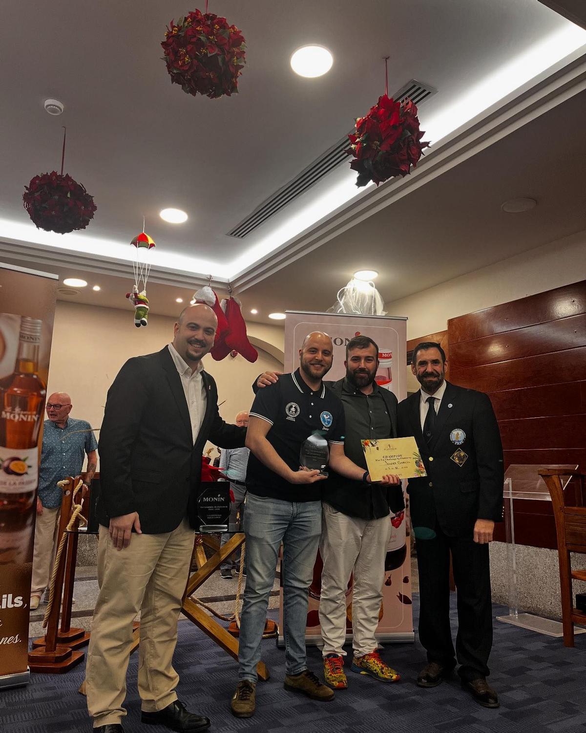 Javier García, con su galardón de primer clasificado.