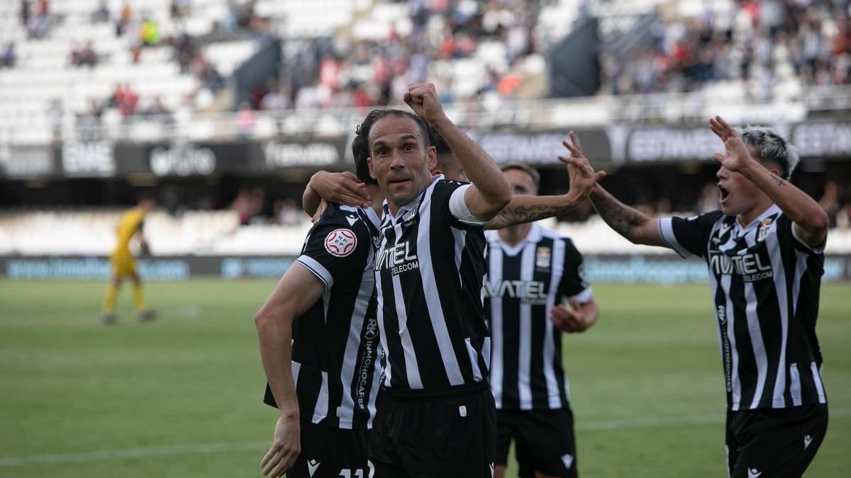 Los jugadores del FC Cartagena celebran un gol en el estadio Cartagonova.