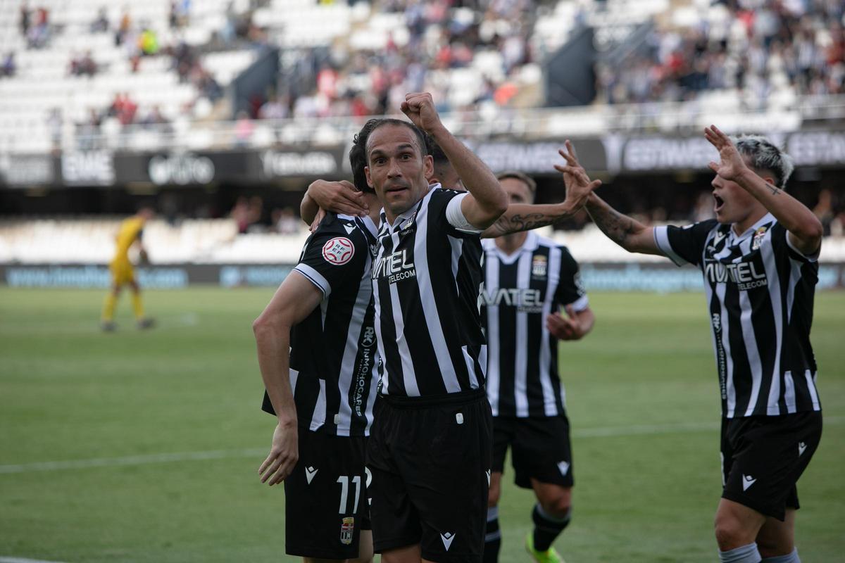 Los jugadores del FC Cartagena celebran un gol en el estadio Cartagonova.
