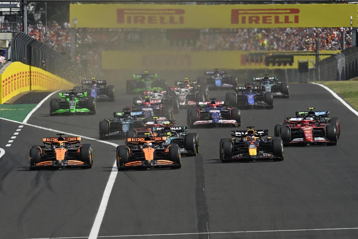 Salida del GP de Hungría con los dos monoplazas papaya de McLaren en las dos primeras posiciones