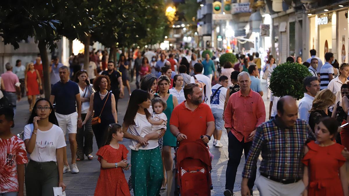 Multitud de personas en una calle comercial de Córdoba durante la Shopping Night de una edición reciente.