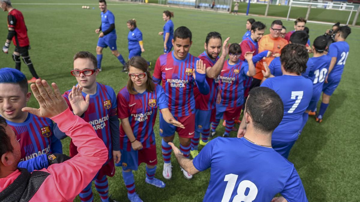 Los jugadores de ambos equipos se saludan antes del partido amistoso entre el Barça Genuines y el Dream Team Anoia