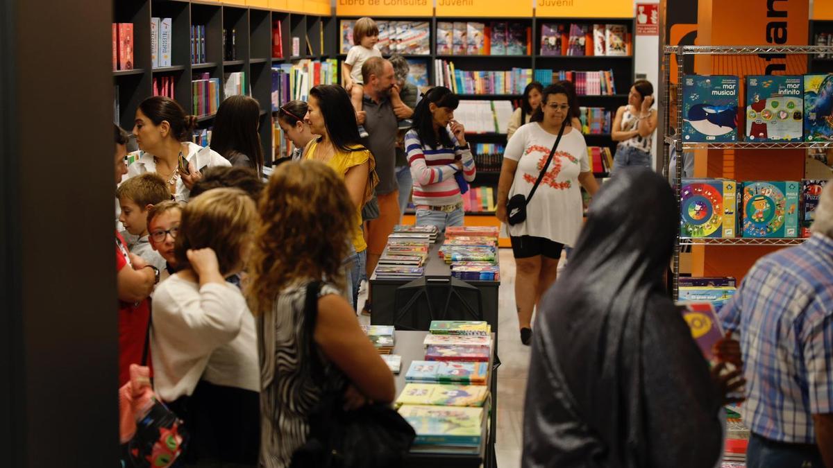 Una librería de Zaragoza, durante el inicio de la campaña 'vuelta al cole'