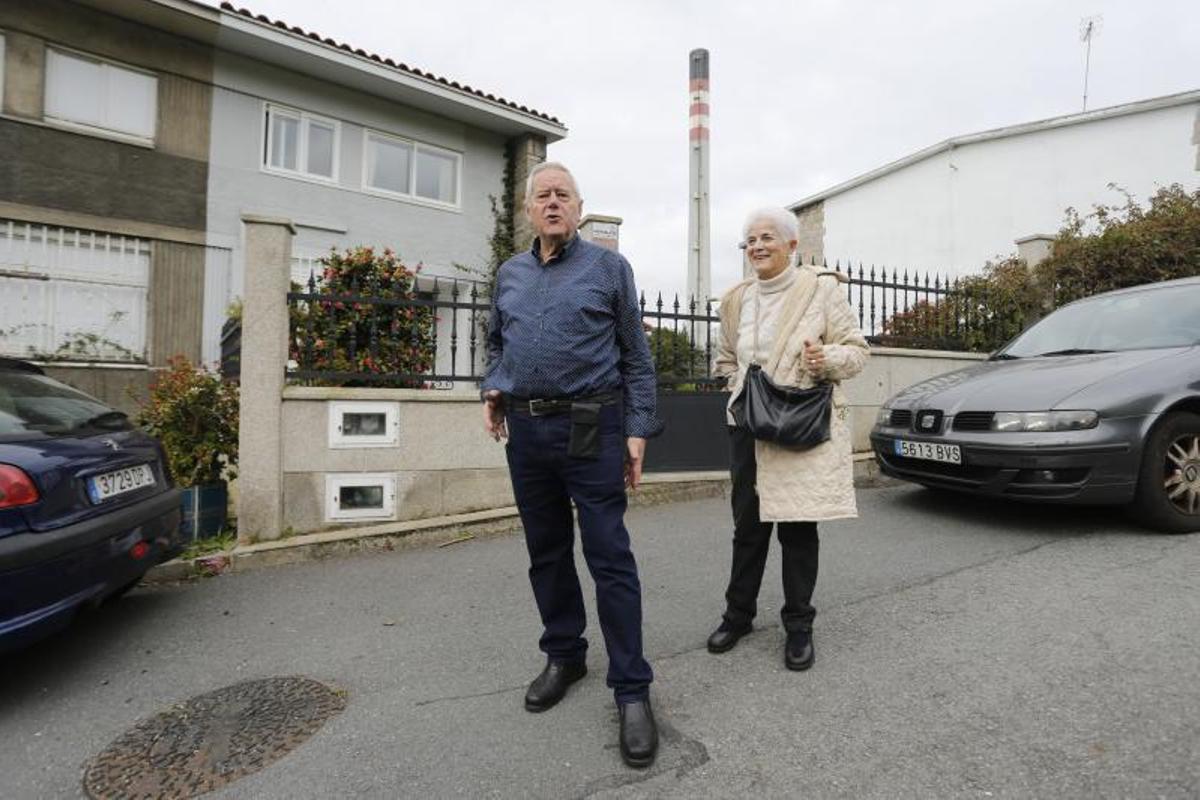 Jesús García con restos provocados por el incendio en su vivienda. | IAGO LÓPEZ