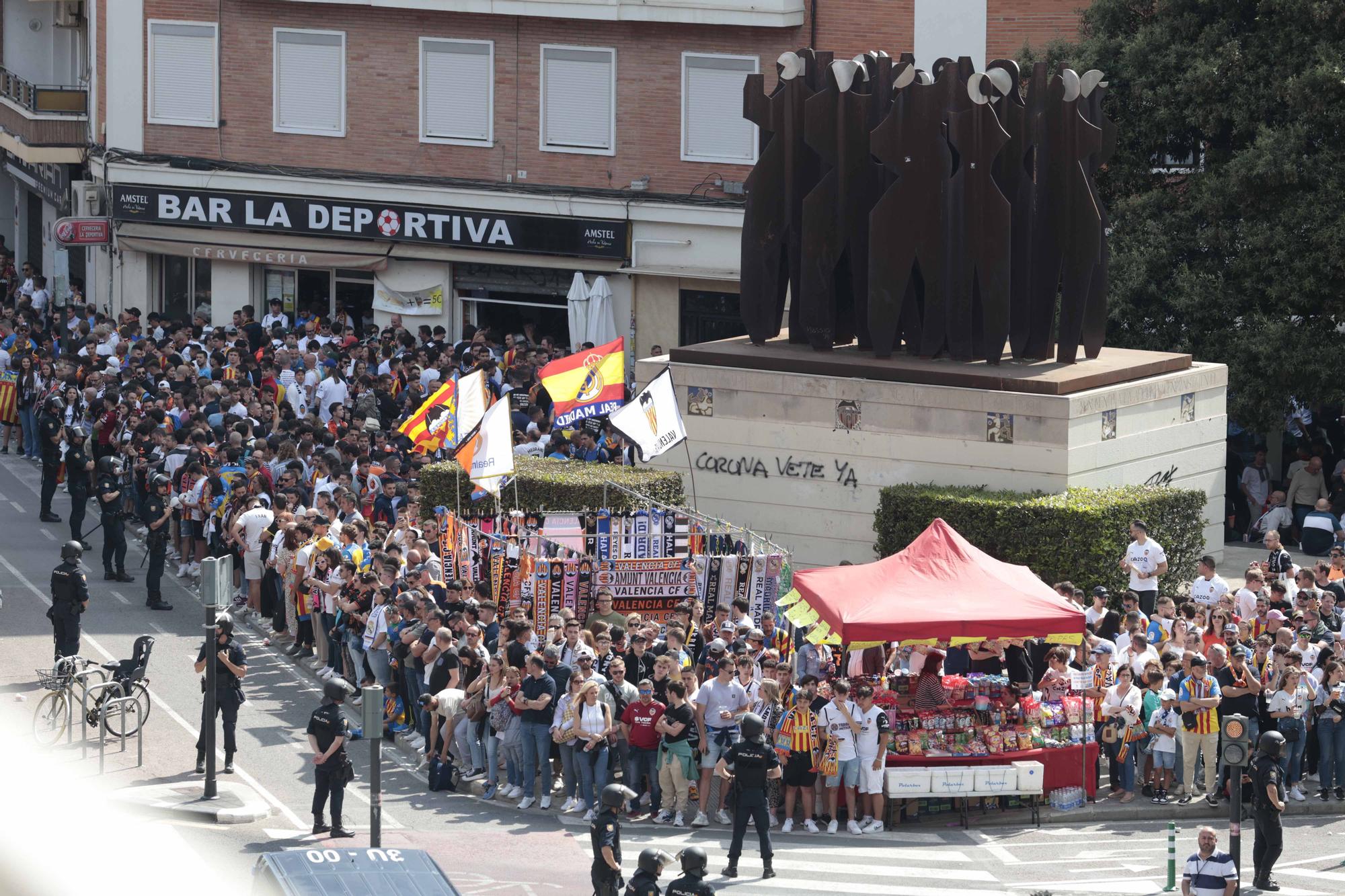 Ambientazo en la llegada de los equipos