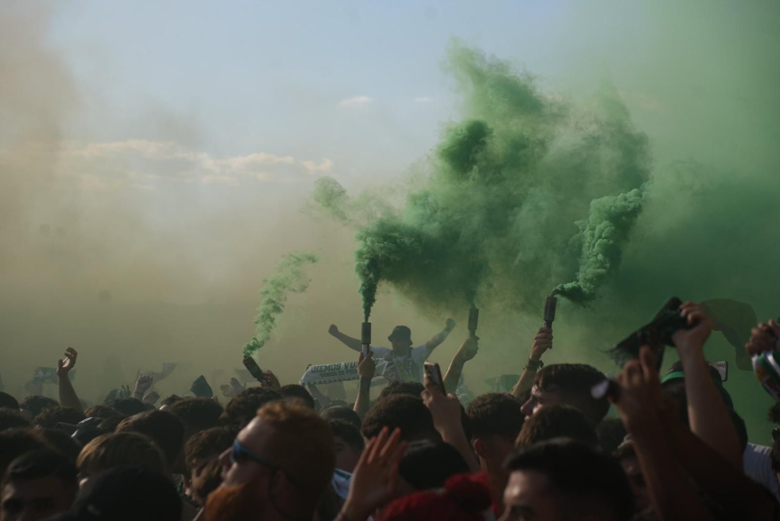 Así recibió la afición del Córdoba CF al autobús del equipo en El Arenal