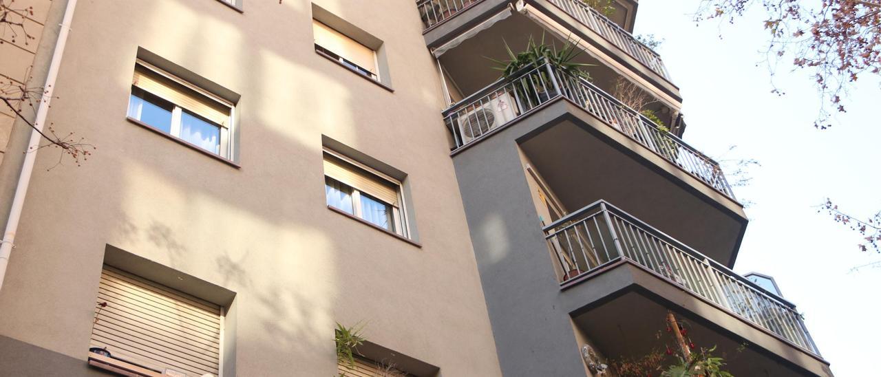 Imagen de la fachada del domicilio en el que se encontró a la mujer asesinada en Barcelona