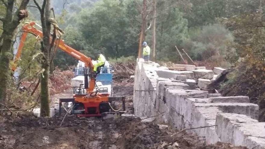 Obras de construcción del muro de contención en Figueiroa.