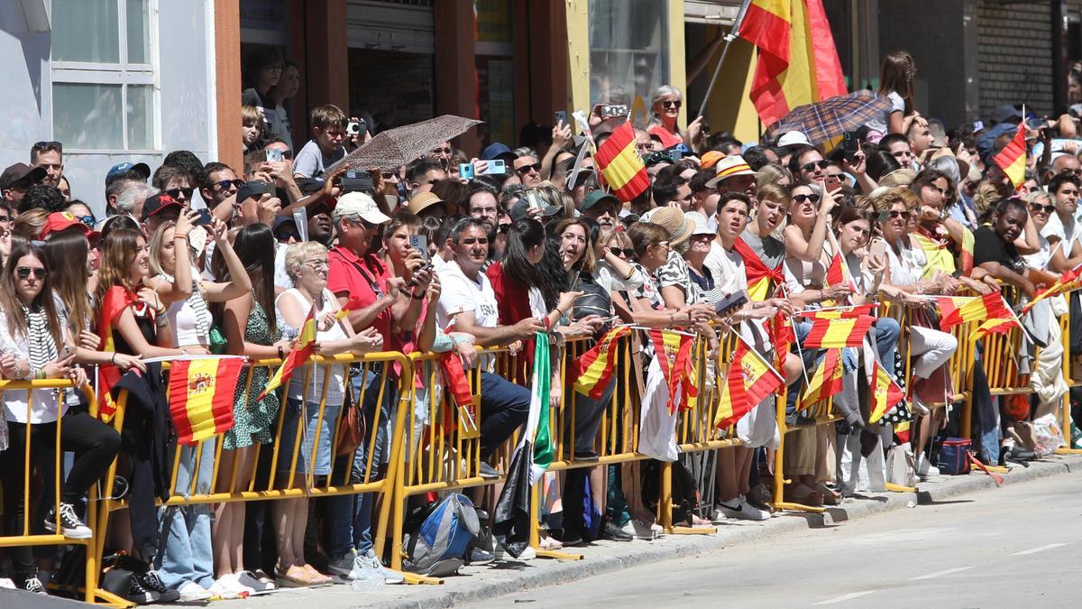 Los espectadores se agolpan en las aceras para presenciar el desfile.