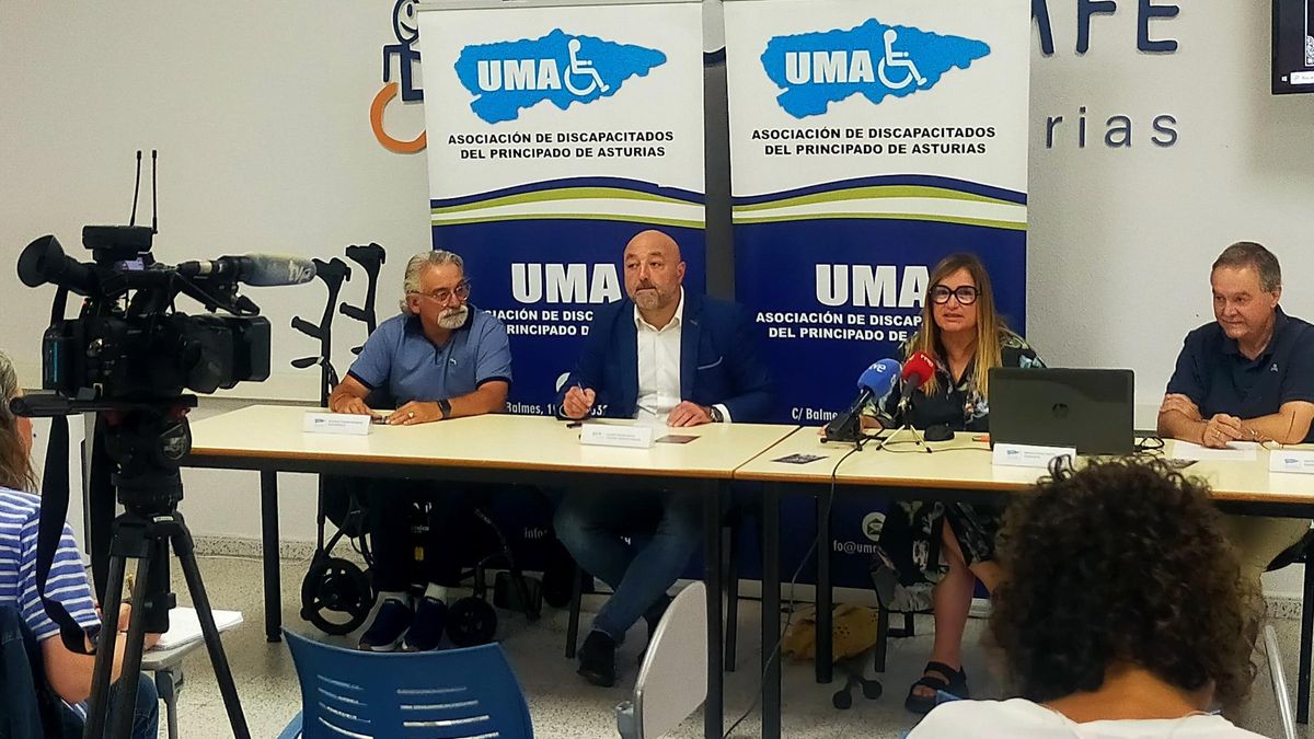 Por la izquierda, Alejandro Catrain, Guzmán Pendás, Mónica Oviedo y Segifredo Lena, durante la presentación.