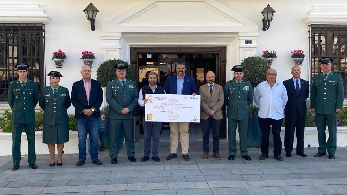 Momento en que Adimi recibe el cheque simbólico.