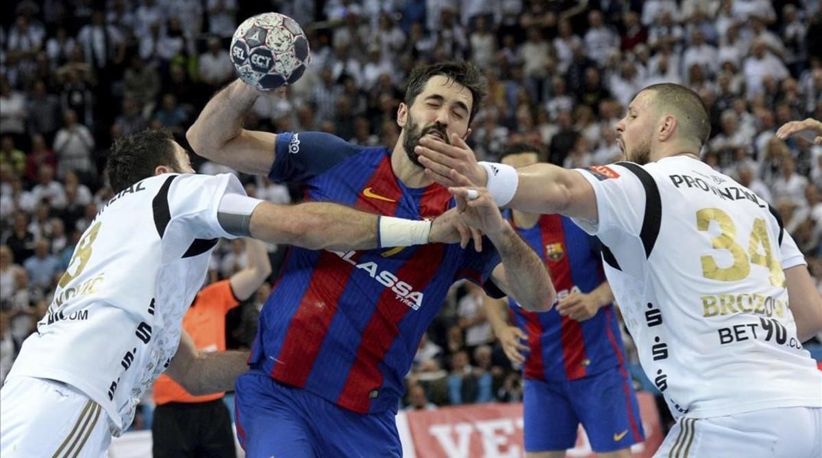 jcarmengol38161773 barcelona s raul entrerrios  centre  throws against kiel s i170429191236